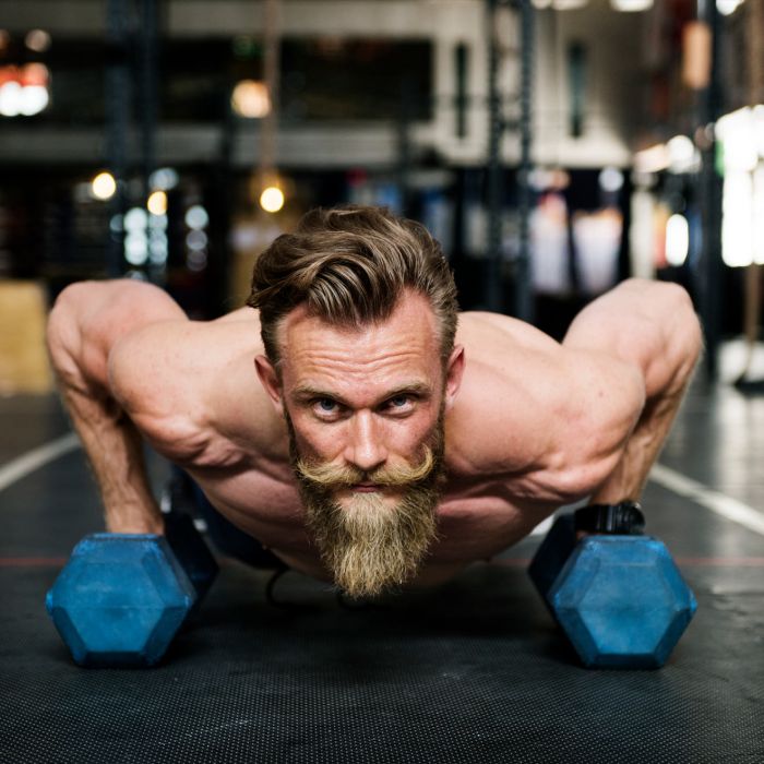 man is een push-up Ana het doen, zijn borst aan het trainen