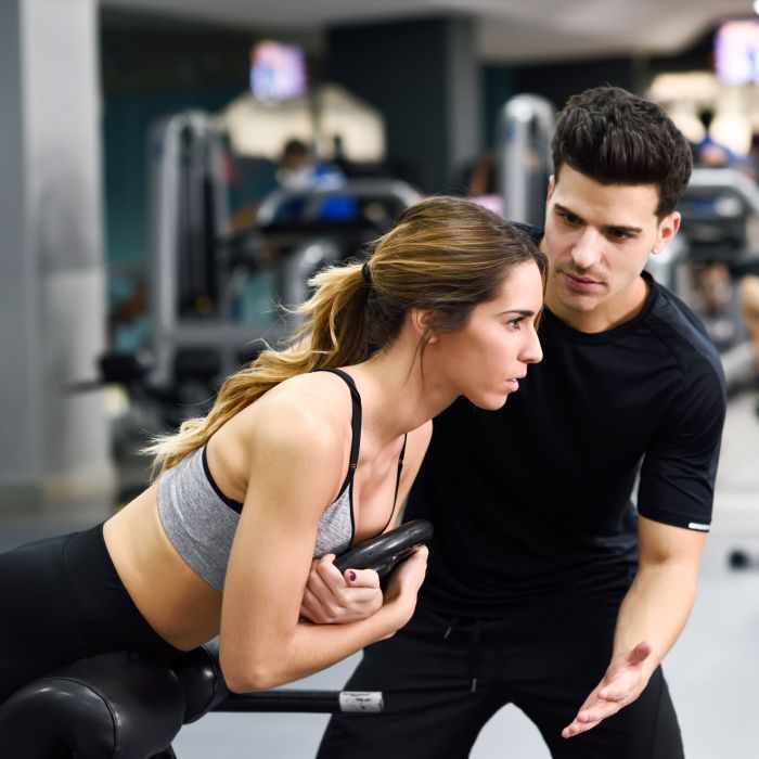 man is vrouw aan het coachen tijdens back extension