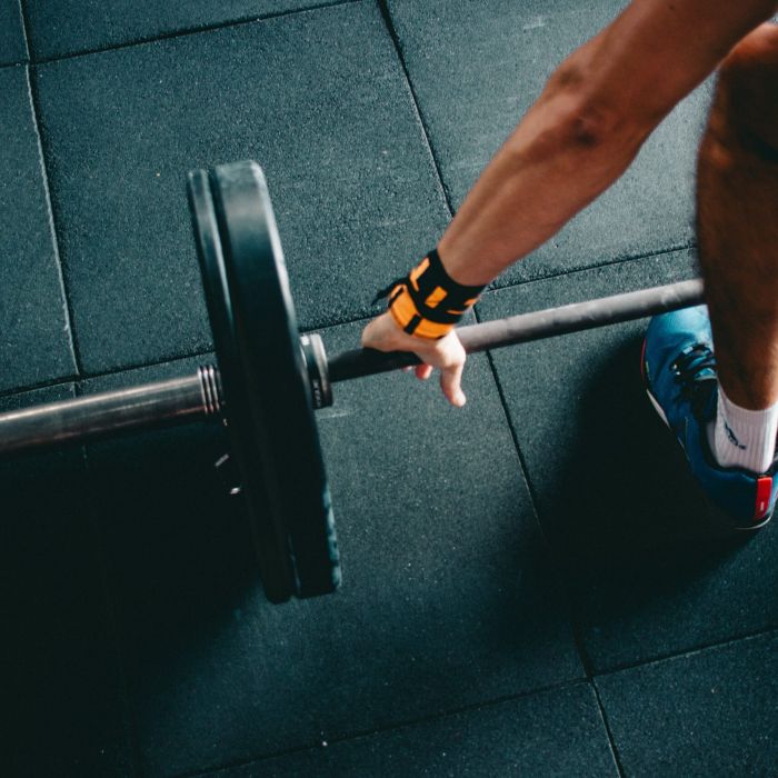 Man pakt barbell op met gewichten