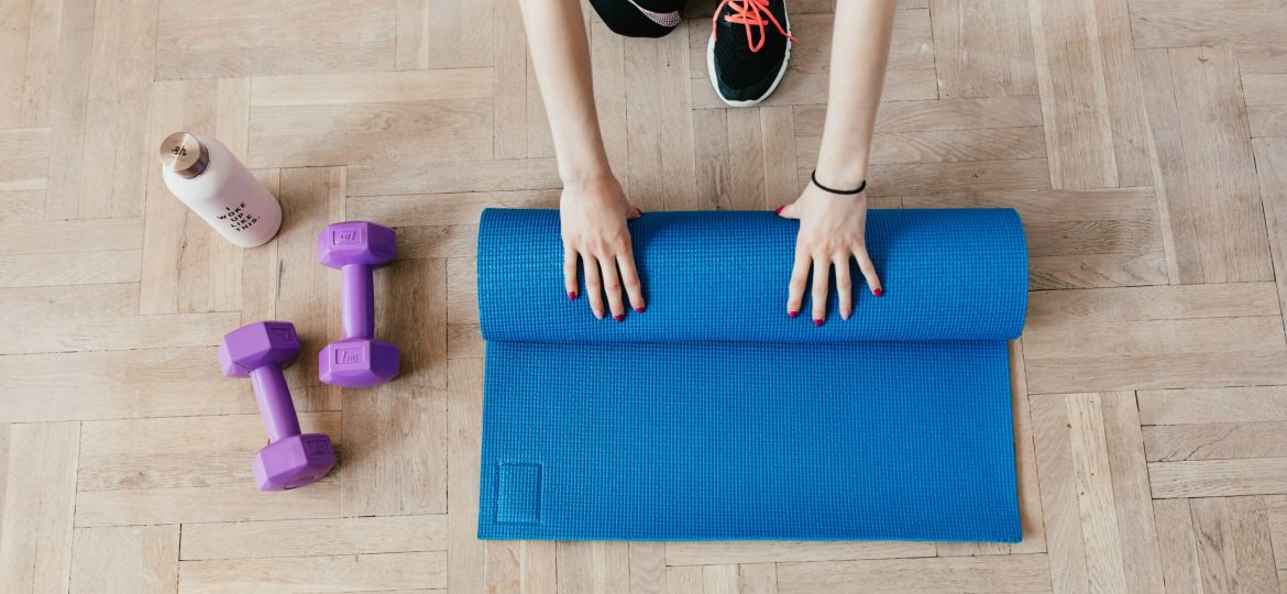 Vrouw met matje en dumbbells