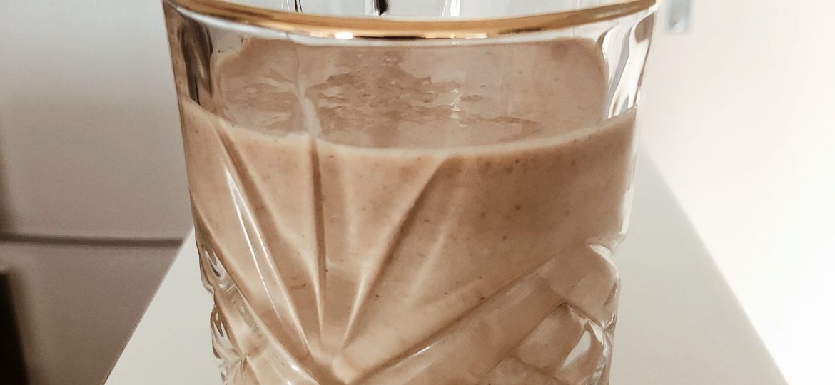 Smoothie van almond melk banaan en pindakaas door Kelly Maria gemaakt