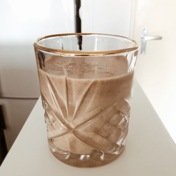 Smoothie van almond melk banaan en pindakaas door Kelly Maria gemaakt