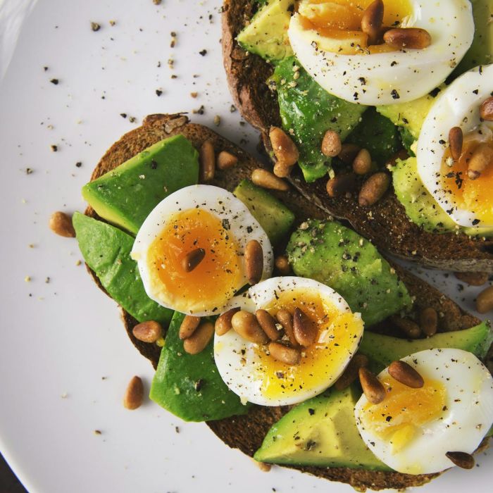 toast met avocado, ei en pijnboompitjes