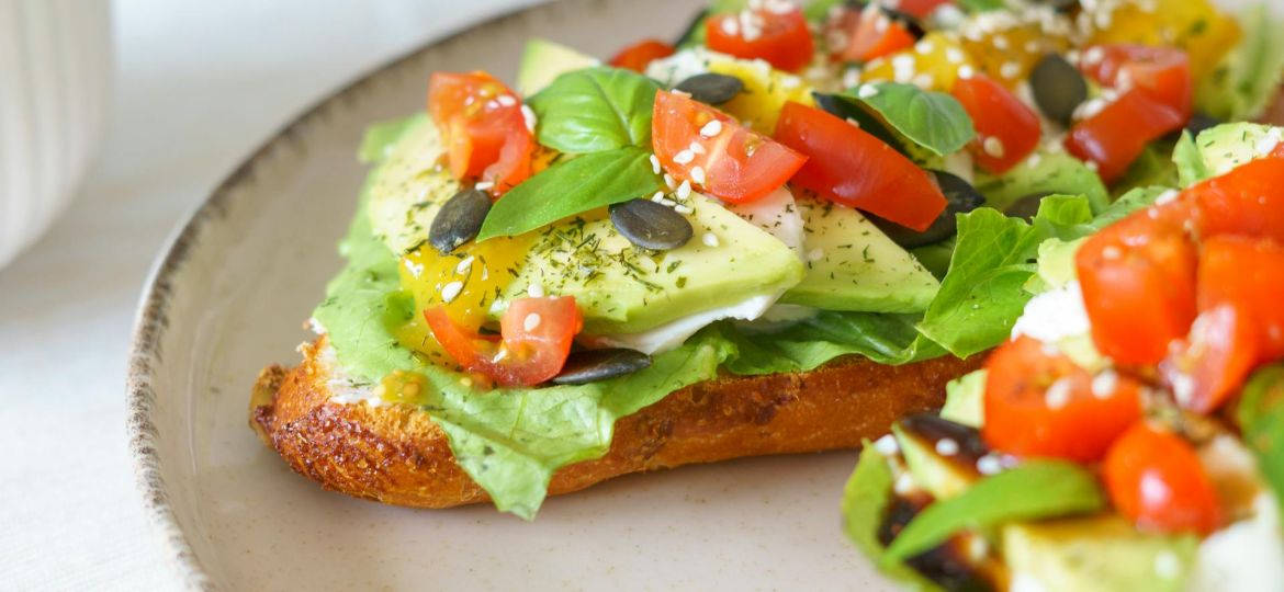 toast met avocado en tomaat