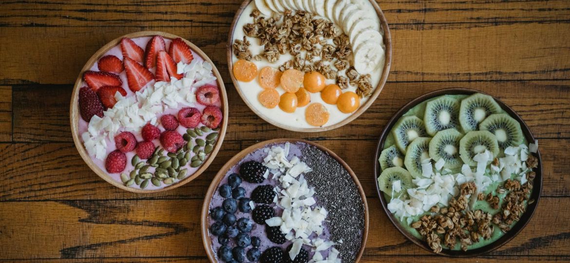 bowls met yoghurt en verschillende ingredienten zoals fruit en chaizaad