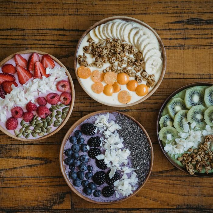 bowls met yoghurt en verschillende ingredienten zoals fruit en chaizaad