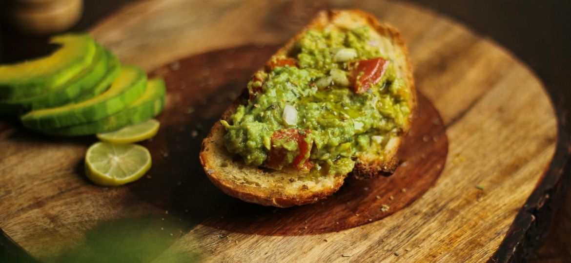 Avocado Toast met Hummus en Cherrytomaten