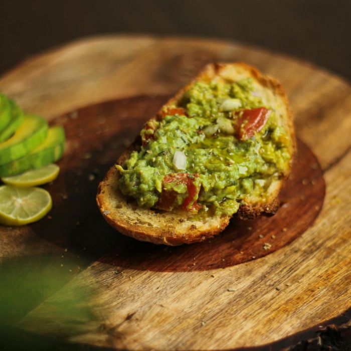 Avocado Toast met Hummus en Cherrytomaten