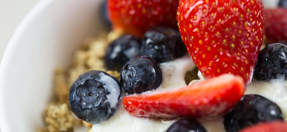 yoghurt met granola en fruit