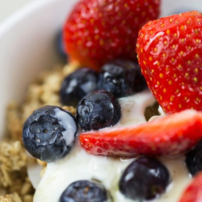 yoghurt met granola en fruit